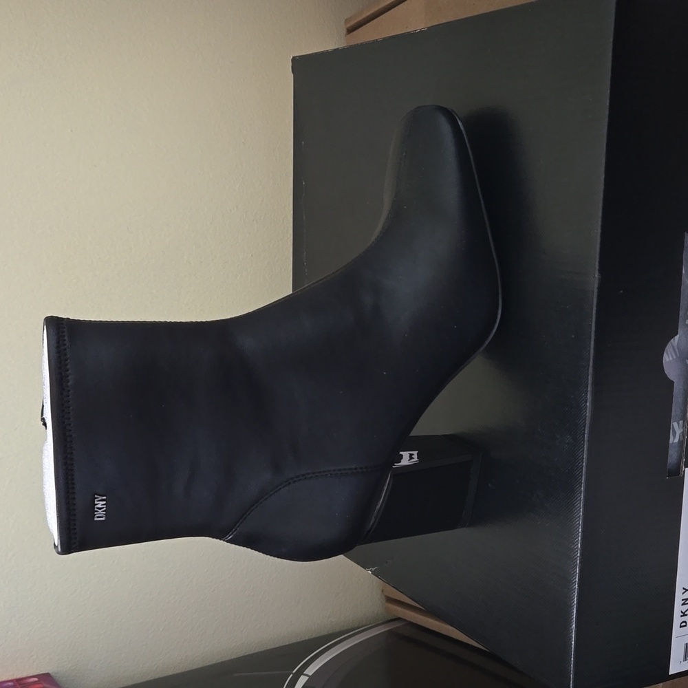 DKNY Women's Nappa Classic Heeled Boot Fashion Size 6.5